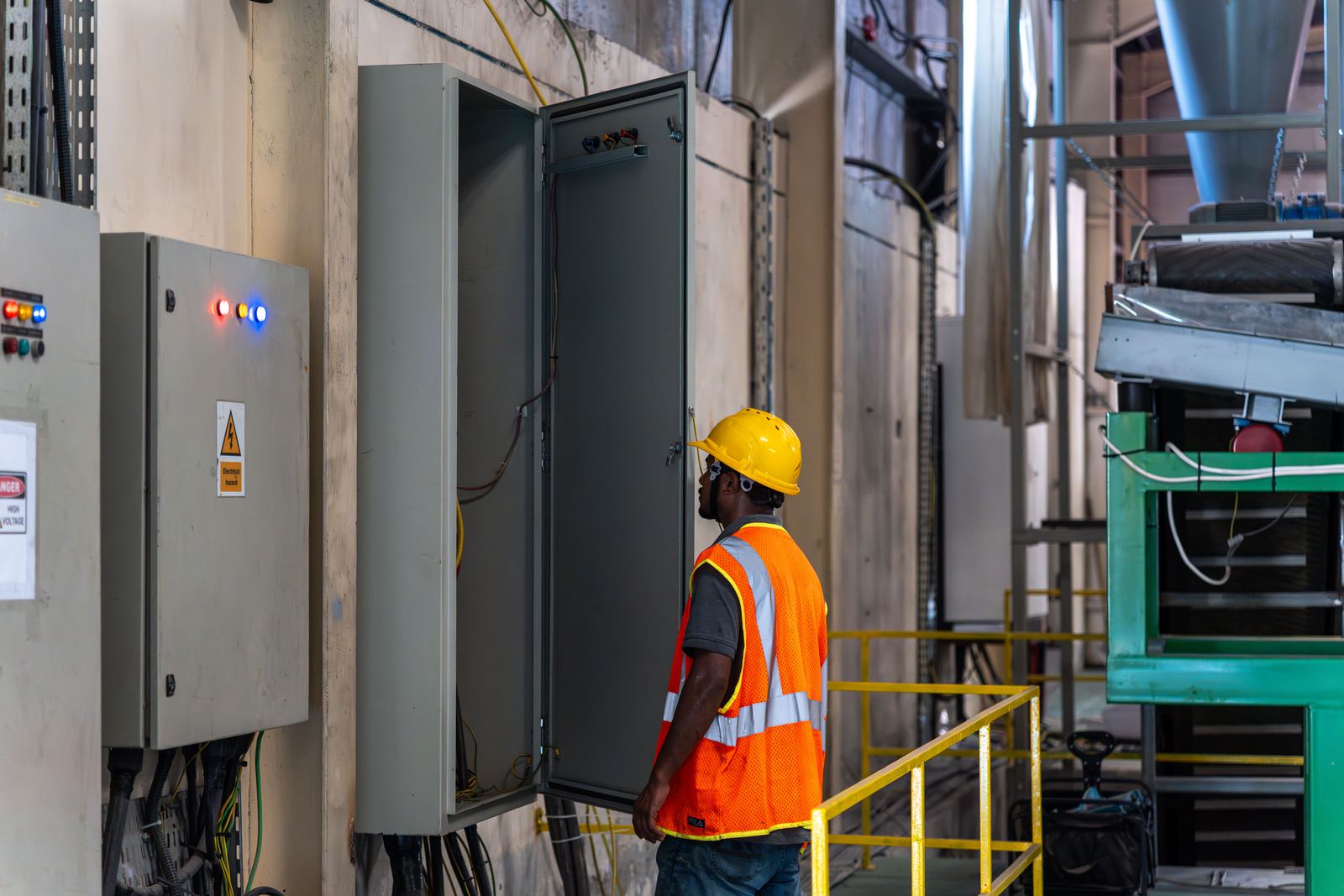 Operator at the recovery line control cabinet